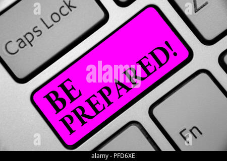 L'écriture note indiquant Être prêt. Photo d'affaires mettant en étant prêt pour tout ce qui va se passer Plan clavier touche violette Intention co Banque D'Images