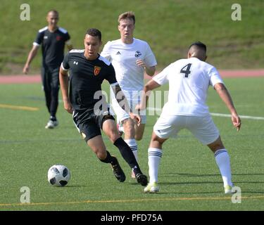 FORT Bragg, N.C. - Le Capitaine de l'Armée de Andrew Trahan, de garnison de l'armée américaine, Washington, dribble autour des canonniers de la Marine Corps Sgt. Juan Anzures, de l'Université du Michigan ROTC, au cours de la match de consolation de la Forces armées 2018 Men's Soccer Championship. Le championnat est tenu à Fort Bragg, en Caroline du 2 au 10 juin, et dispose les membres en service de l'Armée, Marine Corps, de la Marine (y compris la Garde côtière canadienne) et l'Armée de l'air. Banque D'Images