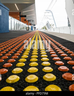 Murrumbeena, Victoria, Australie - le 29 juin 2018 : les couleurs et les lignes droites convergentes dominent le style de l'architecture avec le projet ferroviaire de ciel. Banque D'Images