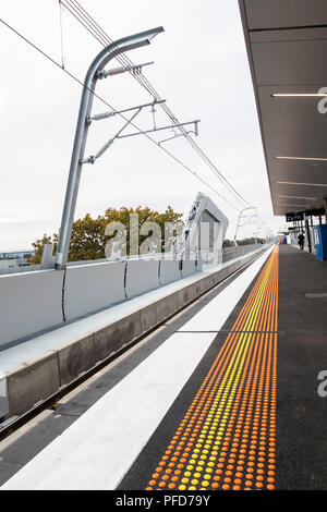 Murrumbeena, Victoria, Australie - le 29 juin 2018 : les couleurs et les lignes droites convergentes dominent le style de l'architecture avec le projet ferroviaire de ciel. Banque D'Images