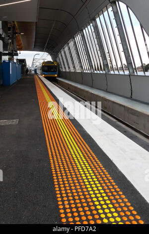 Murrumbeena, Victoria, Australie - le 29 juin 2018 : les couleurs et les lignes droites convergentes dominent le style de l'architecture avec le projet ferroviaire de ciel. Banque D'Images