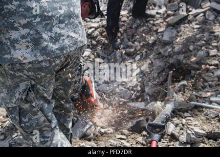 Des soldats de la Garde nationale de la Virginie de l'Ouest formation interorganisations et le Centre d'éducation a fait équipe avec le service d'incendie de Charleston et de recherche de l'équipe d'extraction le 8 juin 2018 lors d'une Charleston Area Medical Center (CAMC) propriété au milieu d'être démoli pour effectuer la recherche de la vie et de l'extraction de la formation. Recherche et sauvetage JITEC rejoint les pompiers instructeurs à affiner leurs compétences en tant qu'instructeurs et d'apporter leurs expériences de formation retour à la Garde côtière canadienne afin d'améliorer les capacités des premiers intervenants. Banque D'Images