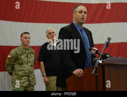 Directeur du Bureau de gestion des mesures d'urgence de l'Oregon Andrew Phelps répond aux questions sur l'eau en vigueur pour la région de Salem en Oregon, au cours d'un point de presse au Centre de préparation de l'Anderson, à Salem, Oregon, le 31 mai 2018. Gouverneur Kate Brown activé la garde nationale de l'Oregon et le 141e Bataillon de soutien de la Brigade d'infanterie, 41ème Brigade Combat Team, permettront d'offrir de l'eau propre pour plusieurs sites de distribution à l'aide du système de manutention de charge des camions (M1120A4) compatible avec 2 000 litres réservoir d'eau connu sous le nom de 'racks hippopotames.' (garde nationale Banque D'Images