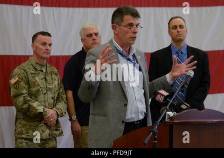 Salem (Oregon) City Manager Steve Pouvoirs répond aux questions sur l'eau en vigueur pour la région de Salem en Oregon, au cours d'un point de presse au Centre de préparation de l'Anderson, à Salem, Oregon, le 31 mai 2018. Gouverneur Kate Brown activé la garde nationale de l'Oregon et le 141e Bataillon de soutien de la Brigade d'infanterie, 41ème Brigade Combat Team, permettront d'offrir de l'eau propre pour plusieurs sites de distribution à l'aide du système de manutention de charge des camions (M1120A4) compatible avec 2 000 litres réservoir d'eau connu sous le nom de 'racks hippopotames.' (garde nationale Banque D'Images