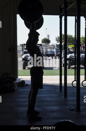 Un pararescueman du 48e Escadron de sauvetage effectue un passage appuyez sur à la base aérienne Davis-Monthan Air Force Base, en Arizona, le 6 juin 2018. 48e RQS pararescuemen exercice constamment et de surveiller leur santé physique et mentale pour faire face à des blessures et des inconforts physiques de façon proactive pour maintenir l'état de préparation au déploiement à travers le programme d'optimisation de la performance humaine. Banque D'Images