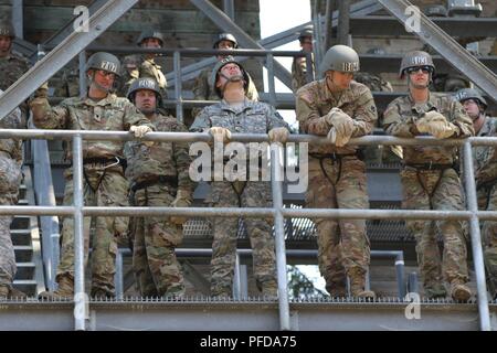 Les soldats attendent leur tour pour le rappel d'une tour de 70 pieds au cours de l'École d'assaut aérien, s'est déroulée au Camp Rilea, Warrenton, Ore., 5 juin 2018. Le cours est de 10 jours de défis mentaux et physiques le Servicemembers doit faire face pour être en mesure de gagner l'insigne d'assaut aérien. ( Banque D'Images