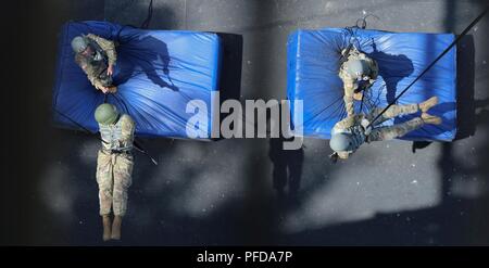 Soldats et aviateurs, le rappel d'une tour de 70 pieds au cours de la phase finale de l'École d'assaut aérien s'est déroulée au Camp Rilea à Pagosa Springs, New York, 6 juin 2018. Des étudiants formés, physiquement et mentalement pour parvenir à l'occasion de gagner leur insigne d'assaut aérien. ( ( Banque D'Images