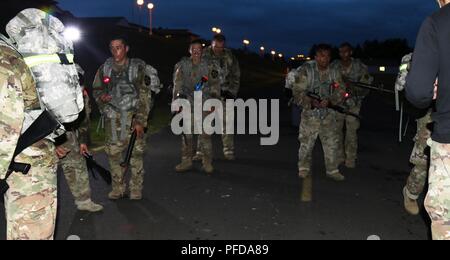 Soldats et aviateurs, remplir un ruck temporisé de 12 milles avant mars de leur diplôme d'école d'assaut aérien, s'est déroulée au Camp Rilea à Warrenton, Ore., le 6 juin 2018. Des étudiants formés, physiquement et mentalement pour parvenir à l'occasion de gagner leur insigne d'assaut aérien. ( Banque D'Images