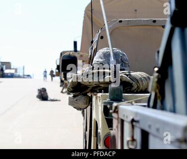 303e bataillon de renseignement militaire, 504e Brigade du renseignement militaire, de Fort Hood, au Texas, des soldats se préparent à partir pour un exercice sur le terrain de la formation, le 30 mai 2018. Soldats sera terminé un exercice de validation pendant la FTX. Banque D'Images