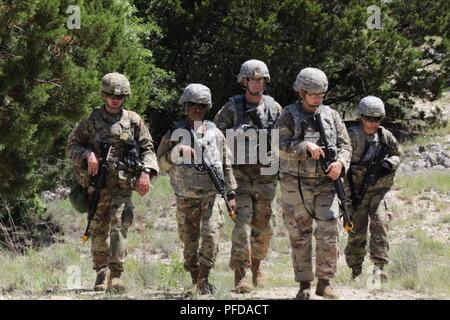 Soldats avec le 303e bataillon de renseignement militaire, 504e Brigade du renseignement militaire, de Fort Hood, au Texas, revenir à pied de délimiter l'emplacement d'une tente, le 30 mai 2018. Les soldats étaient en train de préparer leur site pour un champ d'entraînement. Banque D'Images