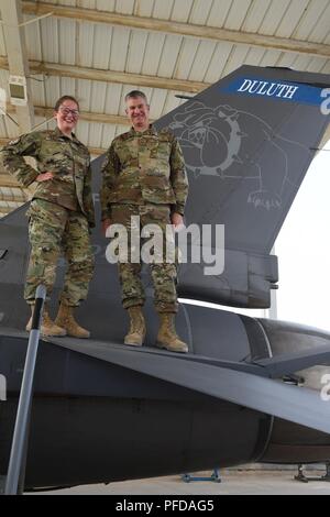 Navigant de première classe Kalei Kleive (à gauche), et son père, Tech. Le Sgt. Scott Kleive, posent pour une photo dans un endroit inconnu, le 9 juin 2018. Les deux sont affectés à la 407e groupe expéditionnaire aérienne et déployés à partir de l'Air National Guard's 148e Escadre de chasse à Duluth, Minnesota. Banque D'Images