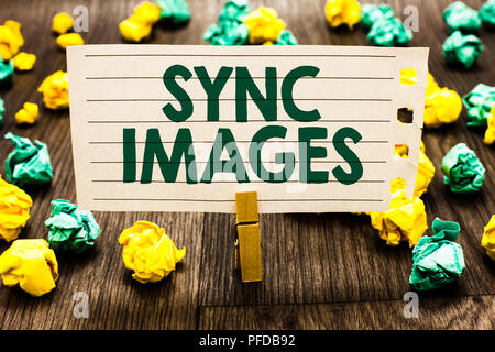 Synchronisez des images montrant des signes de texte. Photos de photo conceptuelle identique dans tous les périphériques accessibles n'importe où Clothespin froissé papier portable holding Banque D'Images