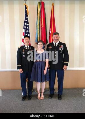 Le capitaine Eugene Lee (à gauche), commandant de compagnie, Phoenix West, compagnie de recrutement Recrutement Phoenix bataillon, est rejoint par sa femme Sarah (centre) et le lieutenant-colonel Dave Clukey (droite), commandant du bataillon de recrutement, Phoenix, pour une photo avant le général Douglas MacArthur Leadership Award cérémonie, Pentagone, District de Columbia, le 7 juin. Lee a été choisi comme l'un des 28 lauréats du prix, qui reconnaît un leadership exemplaire parmi les officiers subalternes de l'armée qui démontrent les idéaux pour lesquels le général MacArthur se leva - devoir, honneur, pays. Banque D'Images