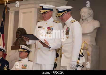 La Garde côtière Premier District est titulaire d'un changement de commandement le lundi 4 juin 2018 à Faneuil Hall de Boston pour faire nos adieux à adm arrière. Steven D. Poulin et arrière bienvenue Adm. Andrew J. Tiongson en tant que commandant du 1er arrondissement. Vice-amiral. Scott A. Buschman, commandant de la Garde côtière canadienne, Région de l'Atlantique a présidé la cérémonie. Banque D'Images