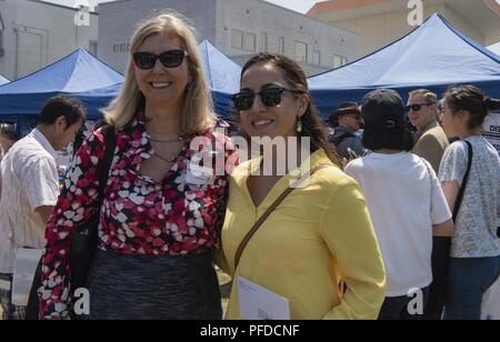 Margot Carrington, gauche, Ministre-conseiller pour les affaires publiques de l'ambassade des États-Unis, Tokyo, félicite l'U.S. Air Force Tech. Le Sgt. Sarah Lopez, la droite, le 35e Escadron d'opérations médicales des services d'urgence, chef de vol pour gagner la 35e Escadre de chasse sous-officier supérieur de l'année en 2017, au cours de journée américaine dans la ville de Misawa, Juin 1, 2018. Carrington partagé un message de félicitations spéciales l'Ambassadeur des États-Unis au Japon, William Hagerty, et passé du temps avec la Marine et leurs familles participant à la fête américaine tout en interagissant avec leurs homologues japonais. Community Banque D'Images