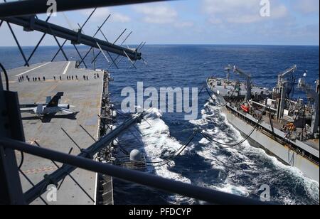 L'OCÉAN ATLANTIQUE (4 juin 2018) -- USS Gerald R. Ford (CVN 78) effectue un ravitaillement en mer l'évolution avec l'USNS Leroy Grumman (T-AO 195). Ford est actuellement en cours d'essai et d'évaluation des opérations. Banque D'Images