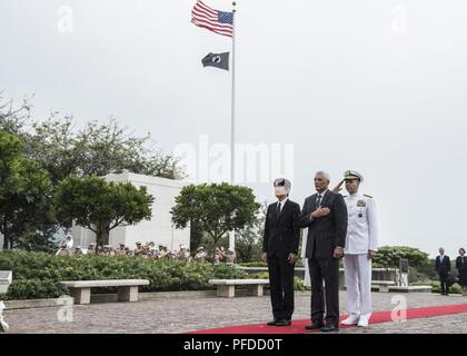 HONOLULU (4 juin 2018)-Prince Akishino du Japon, avant gauche, James C. Horton, directeur du National Memorial Cemetery of the Pacific, avant droit, la Princesse Kiko du Japon, l'arrière gauche, et adm. Phil Davidson, commandant du Commandement de l'Indo-Pacifique, dos droit, payer le respect aux morts au Cimetière commémoratif national du Pacifique. Le Prince Akishino et de son épouse, la Princesse Kiko, sont à Hawaii pour commémorer le 150e anniversaire de l'immigration japonaise à Hawaii. Banque D'Images