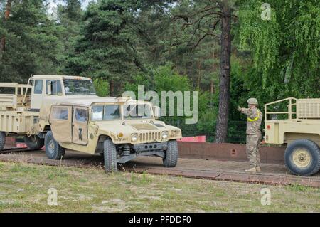 Soldats, affectés au quartier général de l'entreprise et de l'Administration centrale, 91e bataillon du génie de la Brigade, 1st Armored Brigade Combat Team, 1re Division de cavalerie, décharger une grande mobilité des véhicules à roues de Zagan, Pologne, le 4 juin 2018. Soldats déchargés plus de 60 véhicules à l'appui de la résolution de l'Atlantique, un exercice d'entraînement durables entre l'OTAN et des Forces américaines. Banque D'Images