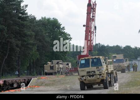 Soldats, affectés au quartier général de l'entreprise et de l'Administration centrale, 91e bataillon du génie de la Brigade (BEB), 1st Armored Brigade Combat Team (ABCT), 1re Division de cavalerie (CD), déplacer les véhicules au cours des opérations en tête de Zagan, Pologne, le 4 juin 2018. L'accueil de ces véhicules s'assure 91e BEB, 1er ABCT, 1er CD's de préparation aux missions à l'appui de la résolution de l'Atlantique, un exercice d'entraînement durables entre l'OTAN et des Forces américaines. Banque D'Images