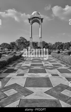 New Delhi , Inde- Septembre 08, 2014 - Vue de l'auvent en mode portrait à la porte de l'Inde sous ciel bleu Version noir et blanc Banque D'Images