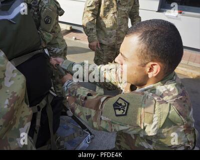 Le s.. Mark Medina, 7e l'appui aux missions de formation de la commande sous-officier, les liens vers le bas avec une assurance et de l'équipement pour l'unité, le 4 juin à base aérienne de Ramstein, en Allemagne, comme il se prépare à partir pour Powidz, la Pologne pour se préparer à sa mission au sabre 18 grève. Banque D'Images