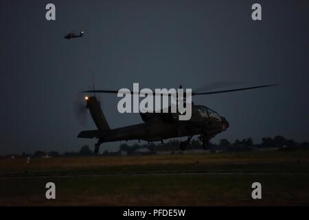 Les hélicoptères Apache AH-64 assigné à la Force Viper 1er Bataillon, 3e Régiment d'aviation, 12e Brigade d'aviation de combat Mener des opérations de nuit à l'aérodrome militaire à Inowroclaw, Pologne pendant la grève 18 Sabre, le 4 juin 2018. Grève de sabre 18 facilite la coopération entre les États-Unis, l'estonien, letton, lituanien, polonais et d'autres pays alliés et les pays partenaires à améliorer la capacité opérationnelle dans une variété de missions. L'exercice prépare les nations participantes et de ses unités pour des opérations futures, tout en renforçant l'alliance de l'OTAN. L'exercice de cette année prévoit 18 000 participants f Banque D'Images