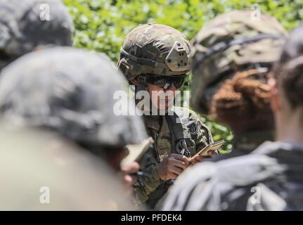 Les soldats de la Garde nationale de l'Armée américaine du New Jersey's 250e Détachement de Finances sont informés sur les objectifs de la mission au cours de la formation sur Joint Base McGuire-Dix-Lakehurst, N.J., le 5 juin 2018. Le 250e Détachement des Finances a reçu une formation en défense de base par des instructeurs de l'armée américaine 174e Brigade d'infanterie. Banque D'Images