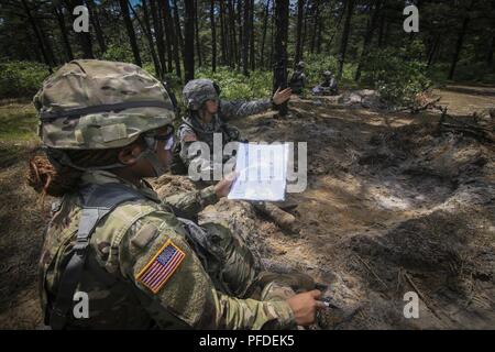 Les soldats de la Garde nationale de l'Armée américaine du New Jersey's 250e Détachement de discuter de secteurs des finances au cours de la formation sur l'incendie Joint Base McGuire-Dix-Lakehurst, N.J., le 5 juin 2018. Le 250e Détachement des Finances a reçu une formation en défense de base par des instructeurs de l'armée américaine 174e Brigade d'infanterie. Banque D'Images