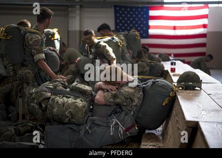 Les parachutistes de l'armée britannique affecté à la compagnie C du 3e Bataillon du Régiment de parachutistes, basé à Colchester, en Angleterre, se préparer à sauter de la U.S. Air Force C-17 Globemaster III, pilotés par des aviateurs, affecté à la 15e et 16e escadrons de transport aérien au Pape Army Air Field, Caroline du Nord, le 5 juin 2018, en prévision de l'exercice Réponse rapide 18 (SR18). SR18 est l'un des premiers événements de formation en intervention de crise militaire pour les forces aéroportées dans le monde qui démontre la capacité de la Force de réaction mondiale à travailler main dans la main avec la force totale et partenaires. Banque D'Images