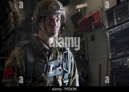 Un soldat de l'armée américaine, l'armée britannique donne des parachutistes affectés au 3e Bataillon du Régiment de parachutistes, de la Compagnie C de Colchester, Angleterre, commandes durant une chute de personnel Pape Army Air Field, N.C., 5 juin 2018, en prévision de l'exercice Réponse rapide 18 (SR18). SR18 est l'un des premiers événements de formation en intervention de crise militaire pour les forces aéroportées dans le monde qui démontre la capacité de la Force de réaction mondiale à travailler main dans la main avec la force totale et partenaires. Banque D'Images