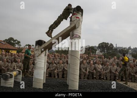 Les instructeurs de forage avec Fox compagnie, 2e Bataillon d'instruction des recrues, faire une démonstration avant de commencer bien sûr confiance à Marine Corps je recruter Depot San Diego, le 4 juin. Les obstacles sont utilisés pour susciter la confiance par des recrues à surmonter leurs craintes. Chaque année, plus de 17 000 hommes recrutés dans la région de recrutement de l'Ouest sont formés à MCRD San Diego. Fox Company est prévue pour août 10 diplômés. Banque D'Images