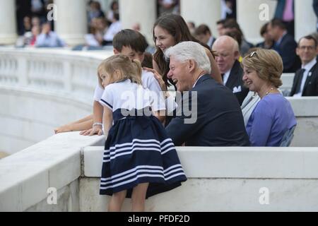 Visites de l'ancien Président Bill Clinton avec les membres de la famille Kennedy au cours d'une cérémonie célébrant la vie de Robert F. Kennedy à l'occasion du 50e anniversaire de son assassinat, dans l'amphithéâtre du Souvenir au Cimetière National d'Arlington, Arlington, Virginie, le 6 juin 2018. La cérémonie a été ouverte au public et assisté par Ethel Kennedy, U.S. Rep. Joe Kennedy III, Kathleen Kennedy Townsend, et U.S. Rep. John Lewis, entre autres. Banque D'Images