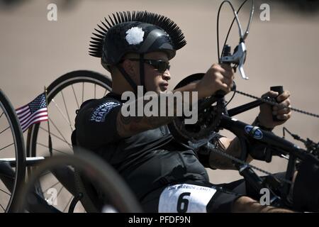 Le sergent de l'armée. Christopher Montes alimente un cycle de la main pendant l'échauffement pour le DoD 2018 Warrior jeux concours d'essais à l'Air Force Academy de Colorado Springs, Colorado, le 6 juin 2018. Banque D'Images