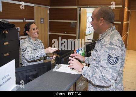 Le sergent de l'US Air Force. Noreen San Agustin, 624th Vol médecine aérospatiale technicien en gestion des services de santé, des contrôles médicaux pour les exigences de préparation technique. Le Sgt. Michael Rozborski, 44e Escadron de Port de l'antenne, au cours d'une unité de réserve de l'US Air Force à l'Assemblée générale formation Andersen Air Force Base, Guam, le 2 juin 2018. L'AMDF 624th, qui est une unité du 624th groupe de soutien régional, fournit un soutien médical à veiller à l'état de préparation de guerre et déploie des professionnels du domaine médical à l'appui de la force expéditionnaire aérospatiale dans le monde des rotations. Banque D'Images