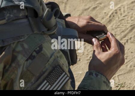 La CPS. Alejandro M. Alcala, un spécialiste des munitions respresenting la 266e compagnie d'artillerie, 77e Bataillon de soutien au maintien en puissance de combat à Aguadilla, Puerto Rico, des tonnes de magazines au cours de la lutte contre l'excellence en compétition au pistolet à l'événement 2018 de la réserve de l'armée américaine de la concurrence meilleur guerrier à Fort Bragg, Caroline du Nord, le 10 juin 2018. Cette année, le meilleur guerrier La concurrence va déterminer le rang haut officier et soldat enrôlé junior qui représentera l'Armée dans le département de l'Armée Concours meilleur guerrier plus tard cette année à Fort A.P. Hill, en Virginie. Banque D'Images