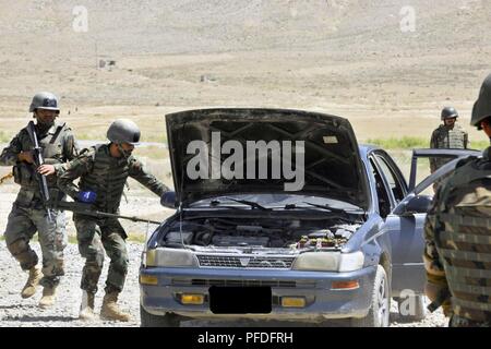 Kaboul, Afghanistan (11 juin 2018) -- les membres de la Force nationale Afghane Army-Territorial démontrer les procédures de recherche de véhicule pendant un exercice au centre de formation militaire de Kaboul à Kaboul, Afghanistan, le 11 juin 2018. Army-Territorial nationale afghane Force aérienne vise à stabiliser les villages locaux. Banque D'Images