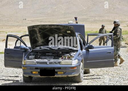 Kaboul, Afghanistan (11 juin 2018) -- les membres de la Force nationale Afghane Army-Territorial démontrer les procédures de recherche de véhicule pendant un exercice au centre de formation militaire de Kaboul à Kaboul, Afghanistan, le 11 juin 2018. Army-Territorial nationale afghane Force aérienne vise à stabiliser les villages locaux. Banque D'Images