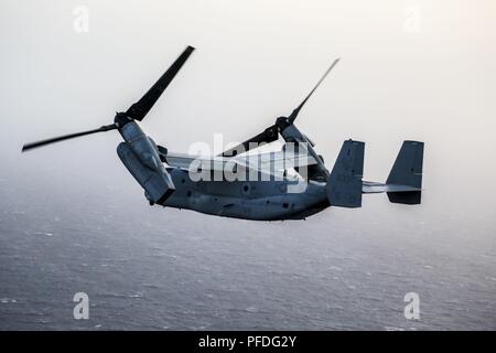 U.S. 5ÈME ZONE DES OPÉRATIONS DE LA FLOTTE (10 juin 2018) Une MV-22B Osprey affecté à rotors basculants moyen maritime (VMM) de l'Escadron 162 (renforcée), 26e Marine Expeditionary Unit (MEU), vu de la fenêtre d'observation d'un CH-53E Super Stallion vole au-dessus de la 5e flotte zone d'opérations, 10 juin 2018. La 26e MEU et IWO ARG sont déployés aux États-Unis 5e Flotte AO pour soutenir l'opération de sécurité maritime pour rassurer les partenaires et alliés, de préserver la liberté de navigation et de commerce, Freeflow. Banque D'Images