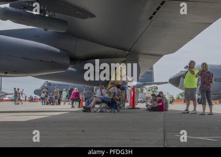 2018 spectateurs au Thunder de Niagara International Air Show vous détendre sous un B-52H Stratofortress bomber affecté à la 93e Bomb Squadron basé à base aérienne de Barksdale, en Louisiane, au cours de l'affichage à l'air Station de la Réserve aérienne de Niagara Falls, NY, le 10 juin 2018. Les B-52's 185 pieds d'envergure prévue de l'ombre pour certains des spectateurs. Banque D'Images