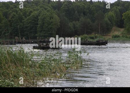 Soldats affectés à la 341e compagnie du génie, une unité de réserve, basée à Ft. Chaffee, Arkansas, mettre la touche finale à l'amélioration de l'ensemble pont ruban jambe Zly Lake, centre de formation sur les Forces terrestres Drawsko, Pologne, 11 juin 2018 pendant la grève 18 Sabre. Grève 18 Sabre est la huitième édition de l'armée américaine de longue date par l'Europe de la formation coopérative exercice visant à accroître l'interopérabilité entre les alliés et les partenaires régionaux. (Michigan Army National Guard Banque D'Images