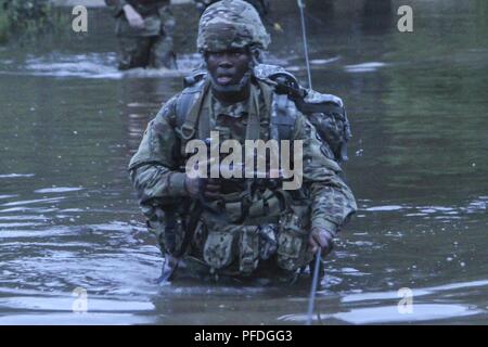 Réserve de l'armée américaine la FPC. Ladarius Smith, un spécialiste des ressources humaines représentant l'Administration centrale, de la Division du Golfe, 84e commandement de l'instruction, prudemment traverse la rivière au cours de l'événement au mars ruck 2018 Réserve de l'armée américaine de la concurrence meilleur guerrier à Fort Bragg, Caroline du Nord, le 12 juin 2018. L'épuisant, la concurrence multiforme des soldats de la réserve de l'armée américaine évaluée dans le Ruck mars, l'excellence dans le champ de tir de la concurrence, les Forces armées allemandes officielles de badge et plusieurs autres événements avec plus de défis à venir. Banque D'Images