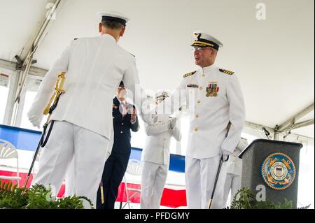 Le capitaine de la Garde côtière canadienne Rick Wester, le commandant sortant des Hampton Roads, et le Capitaine Kevin Carroll, le nouveau commandant du secteur, se serrer la main au cours d'un changement de commandement de la Base de cérémonie sur Portsmouth, le 12 juin 2018. Carroll a pris le commandement du secteur, qui est composé de près de 480 service actif et personnel civil, 130 réservistes et 1 300 membres auxiliaires. Banque D'Images