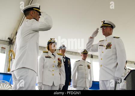 Le capitaine de la Garde côtière canadienne Rick Wester, le commandant sortant des Hampton Roads, et le Capitaine Kevin Carroll, le nouveau commandant du secteur, saluez-vous les uns les autres au cours d'un changement de commandement de la Base de cérémonie sur Portsmouth, le 12 juin 2018. Carroll a également occupé le poste de commandant adjoint du Secteur depuis juin 2016. Banque D'Images