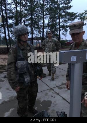 Réserve de l'armée américaine le Sgt. Katie Nadeau,un spécialiste d'assistant médical de combat avec la 804e brigade médicale, 3ème commande (médical), de soutien au déploiement est à la station de pesage après avoir fini le ruck mars au cours de la réserve de l'armée américaine 2018 Concours meilleur guerrier à Fort Bragg, Caroline du Nord, le 12 juin 2018. L'épuisant la concurrence multiforme des soldats de la réserve de l'armée américaine évaluée dans le Ruck mars, l'excellence dans le champ de tir de la concurrence, les Forces armées allemandes officielles de badge et plusieurs événements avec plus de défis à venir. Banque D'Images