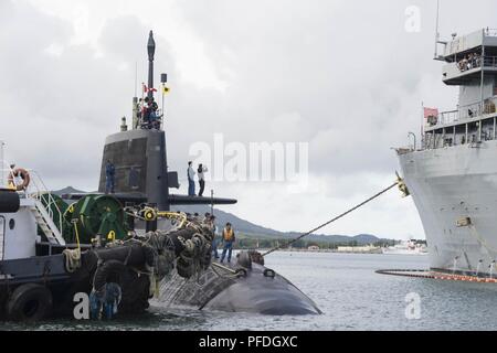 POINT POLARIS, Guam (10 juin 2018) - Les Marins affectés au sous-marin d'autodéfense maritime Japon JS Soryu (SS-501) Transition à moor port-côte le long de la Marine américaine d'offres sous-marin USS Frank Câble (comme 40) comme une tendance d'unité, au cours d'un touch-and-go capacité de démonstration, le 10 juin 2018. Banque D'Images