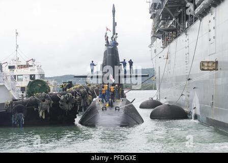 POINT POLARIS, Guam (10 juin 2018) - Les Marins affectés au sous-marin d'autodéfense maritime Japon JS Soryu (SS-501) sont amarrés le long du côté sous-marin américain USS Frank offres câble (40) comme une tendance d'unité, au cours d'un touch-and-go capacité de démonstration, le 10 juin 2018. Banque D'Images