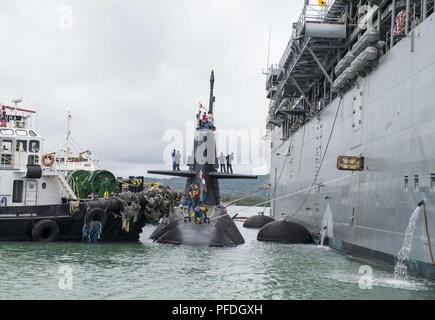 POINT POLARIS, Guam (10 juin 2018) - Les Marins affectés au sous-marin d'autodéfense maritime Japon JS Soryu (SS-501) détacher d'être eu tendance du côté le long de la Marine américaine d'offres sous-marin USS Frank Câble (comme 40) comme une tendance d'unité, au cours d'un touch-and-go capacité de démonstration, le 10 juin 2018. Banque D'Images