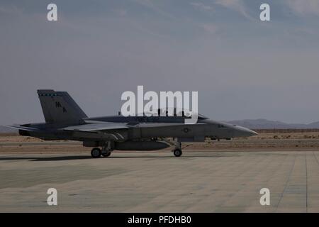 Le Colonel Steven J. White, commandant du Groupe de travail sur la masse de l'air marin 23, et le lieutenant-colonel Jeremy Yauck, F/A-18 Hornet avec pilote de chasse Marine Attack Squadron 112, Marine Aircraft Group 41, 4e l'aile Marine, la terre au camp Wilson ligne de vol, au cours d'une formation intégrée dans l'exercice 4-18 Marine Corps Air Ground Combat Center Twentynine Palms, California, 10 juin 2018. L'ITX 4-18 fournit des éléments MAGTF l'occasion de subir une évaluation de niveau de service des compétences de base qui sont essentielles à l'avant-corps expéditionnaire, les opérations de déploiement. Banque D'Images