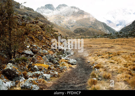 Sentier à Laguna 69 dans Parc national de Huascaran, Cordillera Blanca. Chakraraju, région d'Ancash, au Pérou. Jul 2018 Banque D'Images