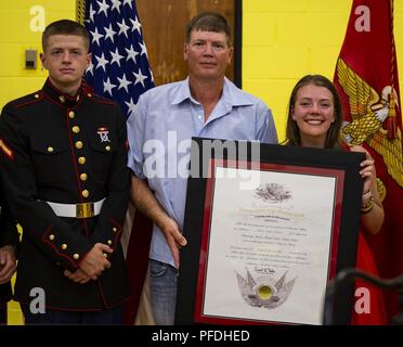 Hunter A. Northcutt, le père de Marty Northcutt, sœur, Tori Northcutt, et cousin, la FPC. Gavin G. Northcutt, maintenir le prix maritime d'Honneur (à titre posthume) pour Hunter à l'école élémentaire, Pelham Pelham, New York, le 13 juin 2018. Hunter péri de leucémie le 18 septembre 2017 à seulement 15 ans. Banque D'Images